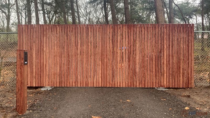 Padouk Spijlenpoort met vaste vleugels