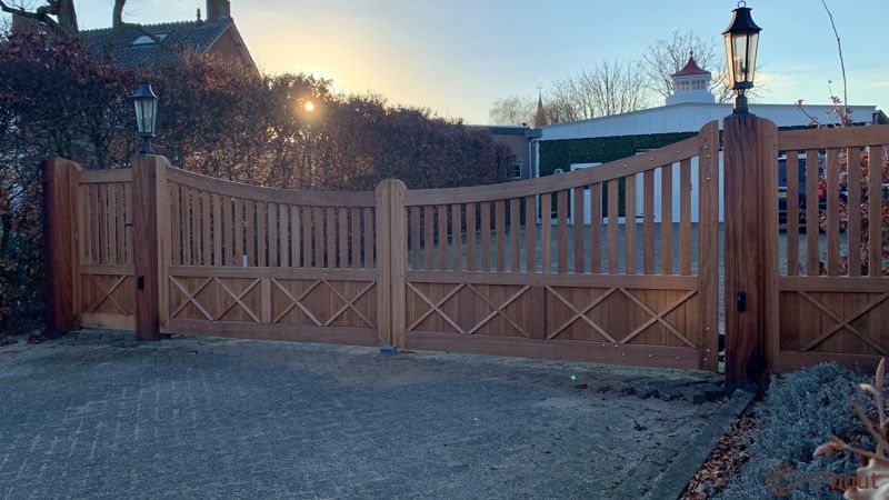 Iroko Heerepoort met kruizen in onderbord