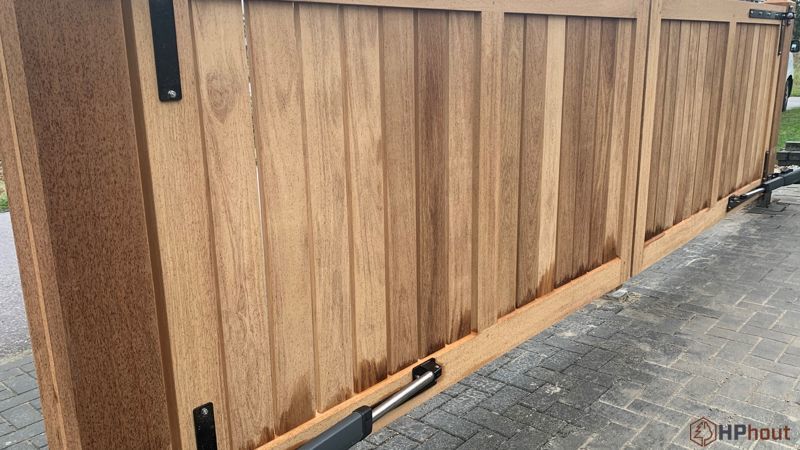 Iroko Spiekpoort met brede spijlen achterzijde