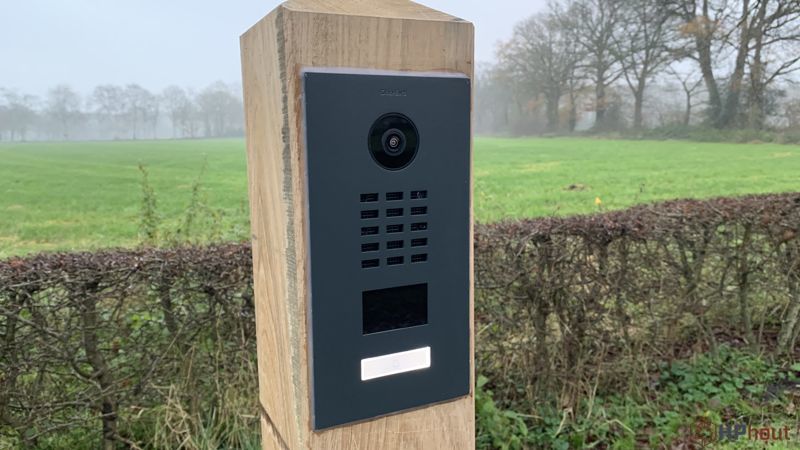 Doorbird intercom in padouk paal