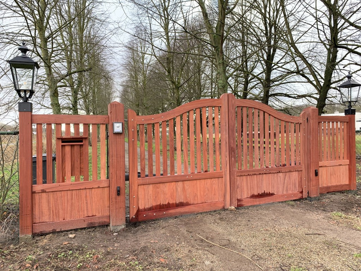 Padouk maatwerk poort type Lauswol