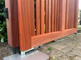 Padouk 3D poort met Roger BR21 detail