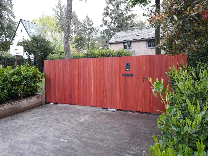 Padouk volledig gesloten poort met Roger BR21
