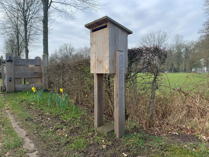 Brievenbus met twee staanders