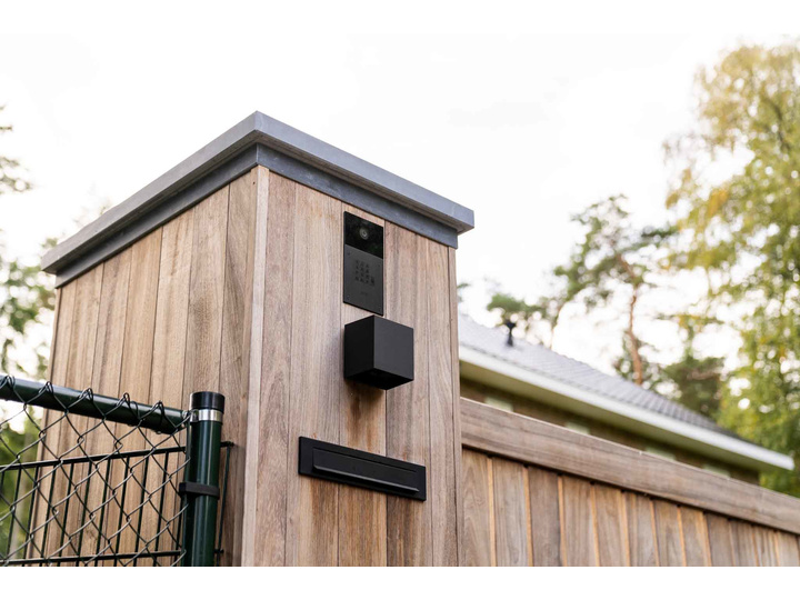 Moderne Padouk schuifpoort met subtiele doorkijk